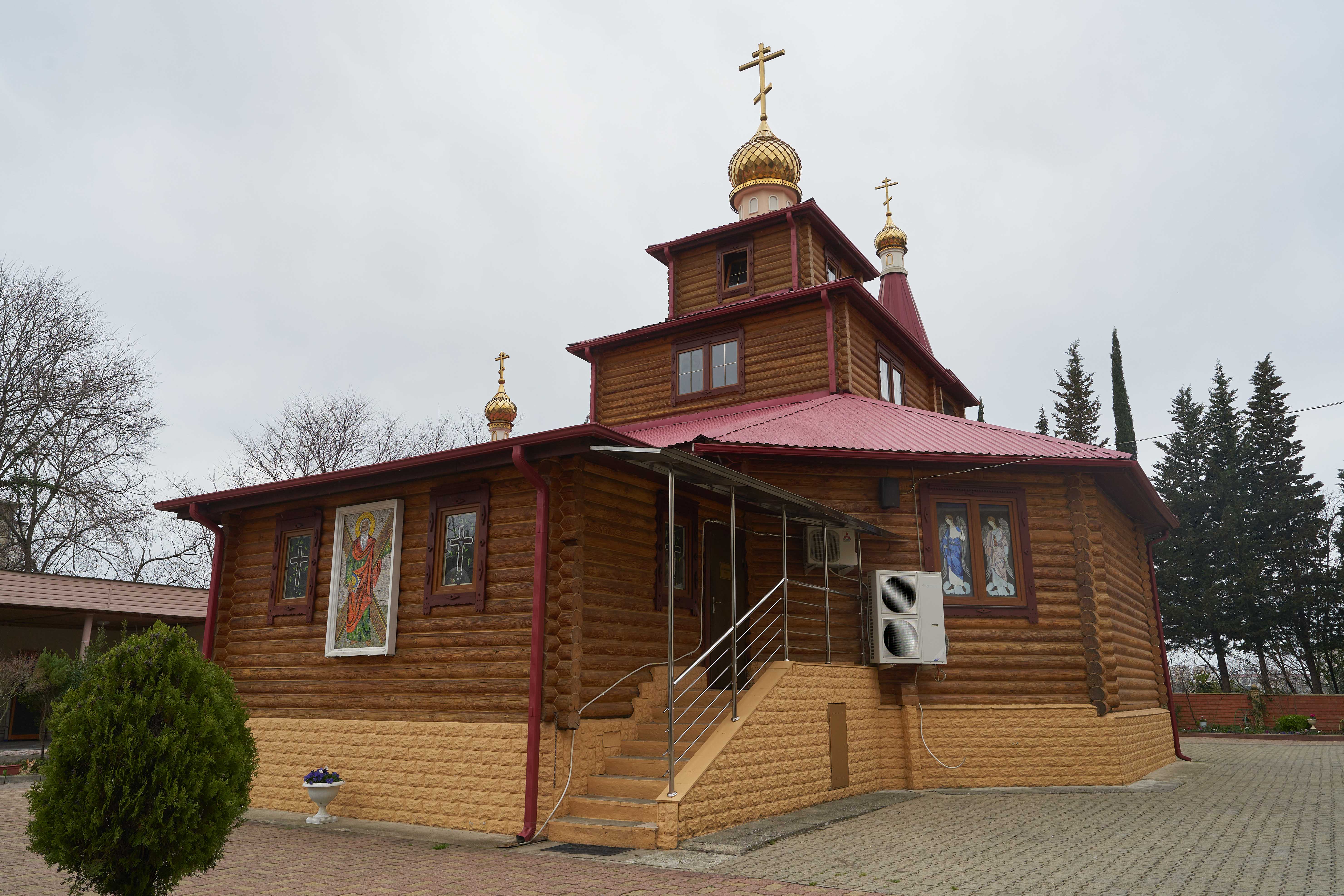 Храм Святого апостола Андрея Первозванного. Адрес — Краснодарский край., г.  Сочи, ул. Макаренко, 37/1. Фото, режим работы, афиша и события. Официальный  сайт — Visit Sochi