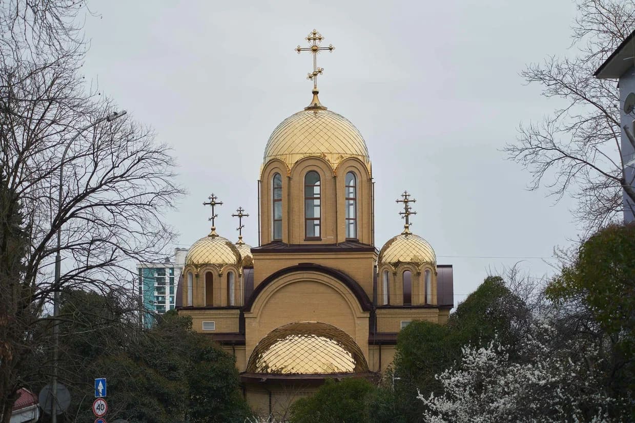 Храм во имя Святого Иоанна Златоуста. Адрес — Краснодарский край., г. Сочи,  ул. Дивноморская, д. 1А. Фото, режим работы, афиша и события. Официальный  сайт — Visit Sochi